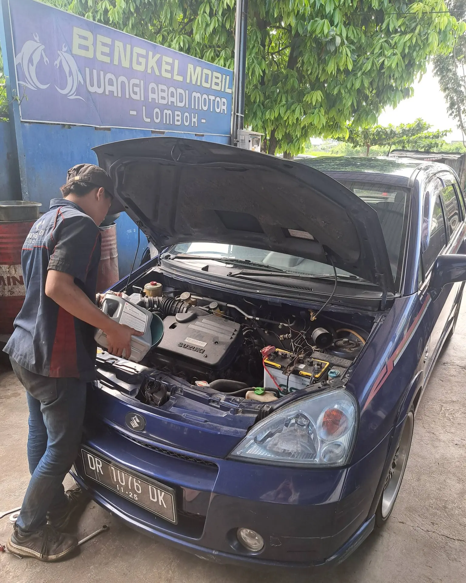 Suasana pengerjaan di bengkel